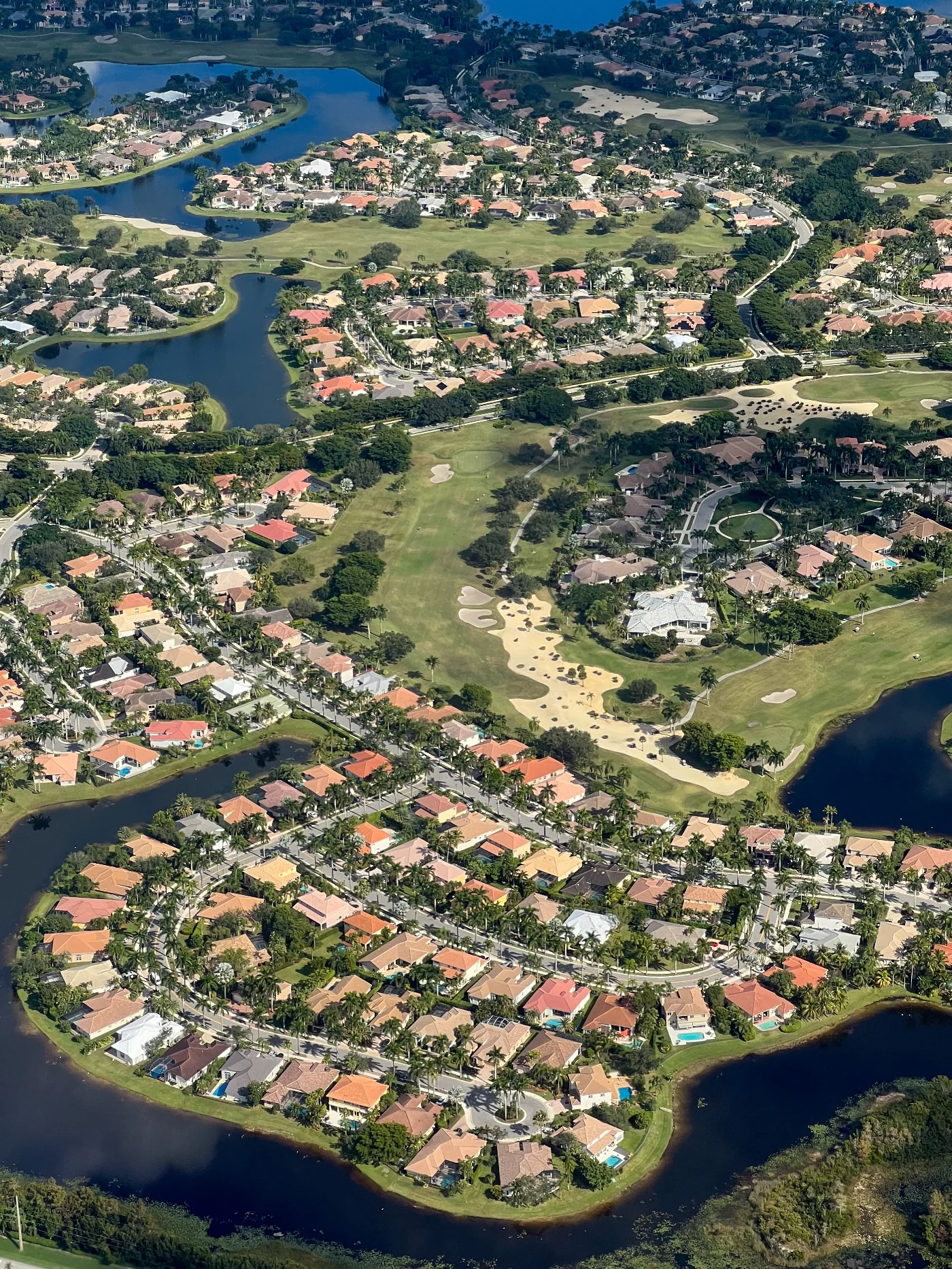 Vista aérea de una comunidad de Collier County con lagos y campo de golf